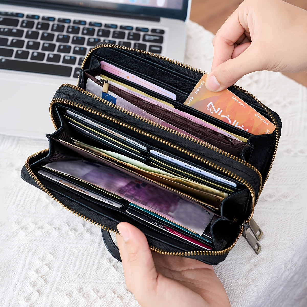 Large zippered wallet, 24 card slots and 7 bill pockets