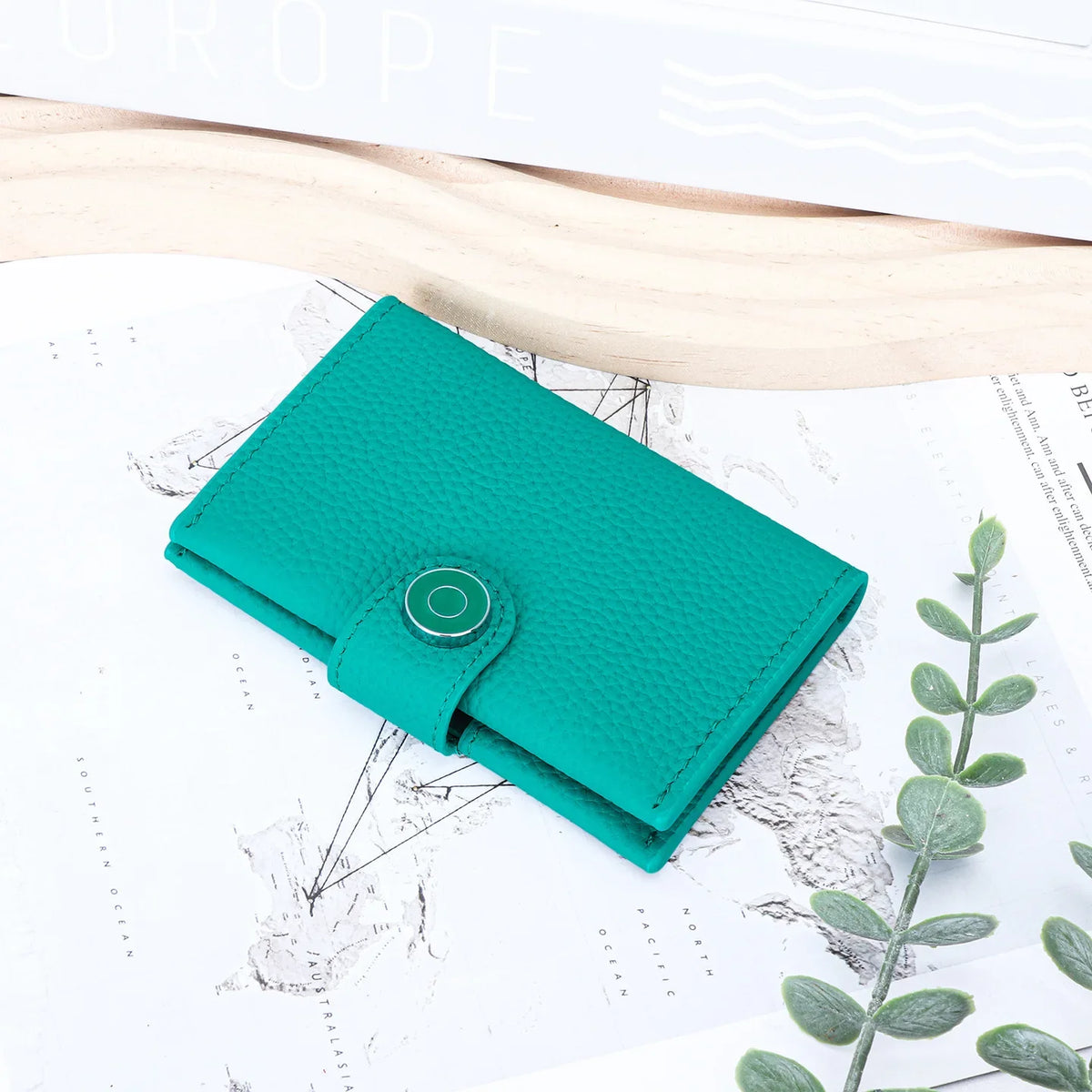 Ultra-slim genuine leather cardholder with snap closure for men and women