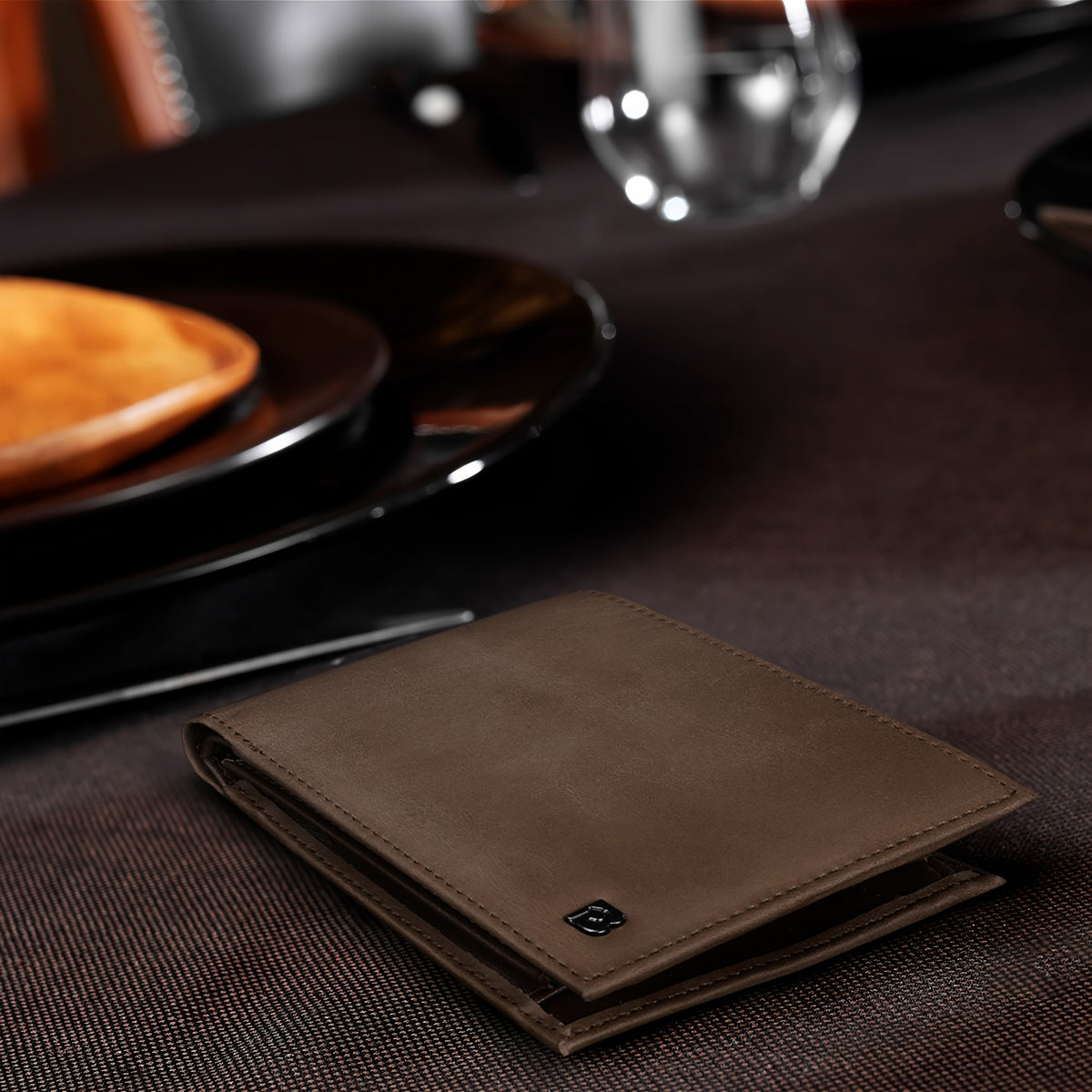 Men's Leather Bi-Fold Wallet with Snap Coin Pocket